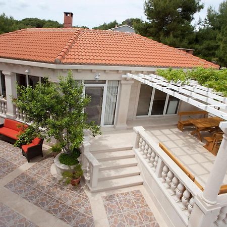 Apartments Barba Petra Dvori Sumartin Exterior photo