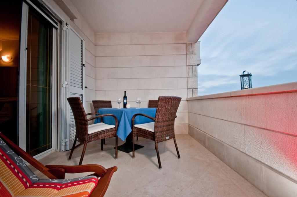 Apartments Barba Petra Dvori Sumartin Exterior photo