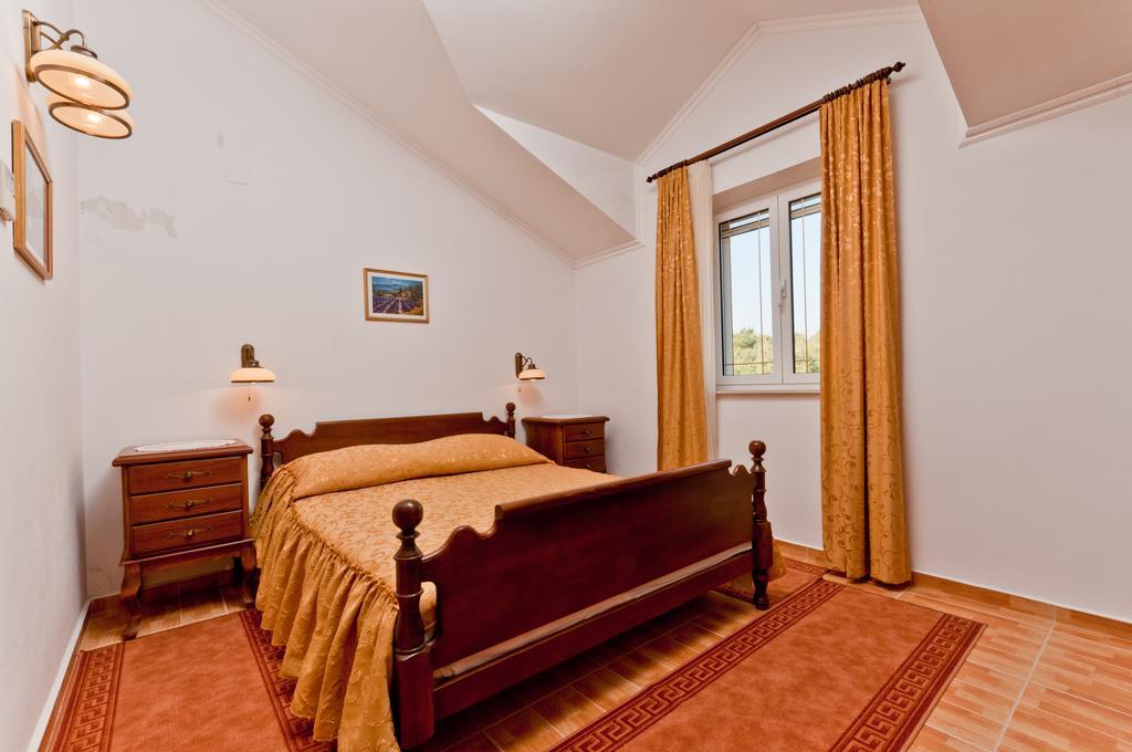 Apartments Barba Petra Dvori Sumartin Exterior photo