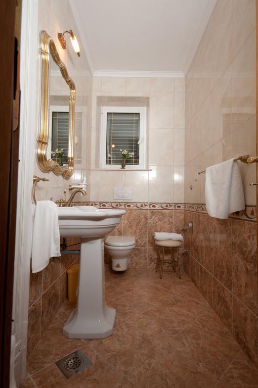 Apartments Barba Petra Dvori Sumartin Exterior photo