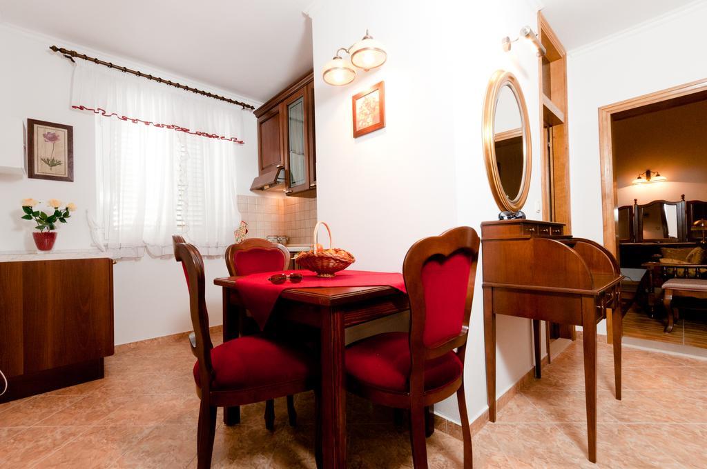 Apartments Barba Petra Dvori Sumartin Exterior photo