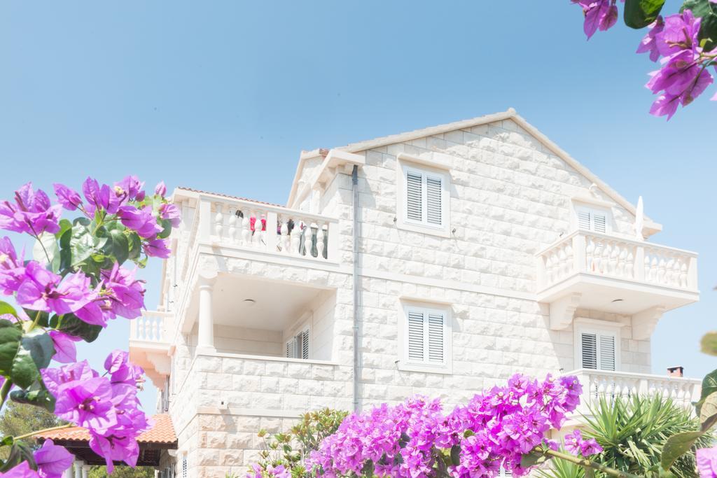 Apartments Barba Petra Dvori Sumartin Exterior photo